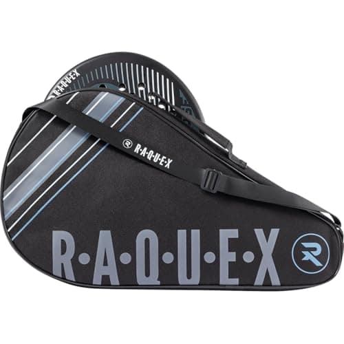 Schwarze Schlägertasche mit Schultergurt und Aufdruck „RAQUEX“, dahinter ein Padelschläger