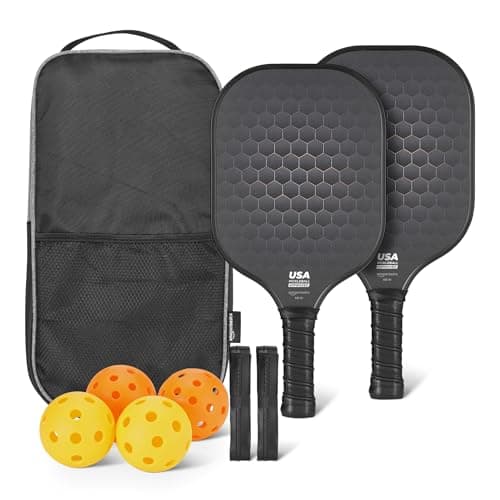 Zwei schwarze Pickleball-Schläger mit Tasche, vier gelb-orangen Bällen und zwei Griffbändern vor Weiß